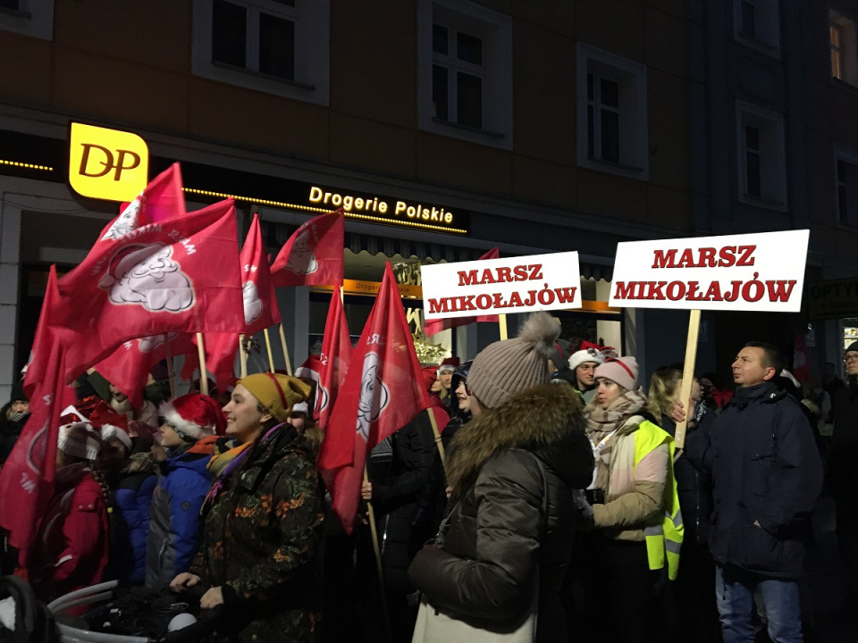 Marsz Mikołajów przeszedł ulicami Opola [fot.Maja Laksy]