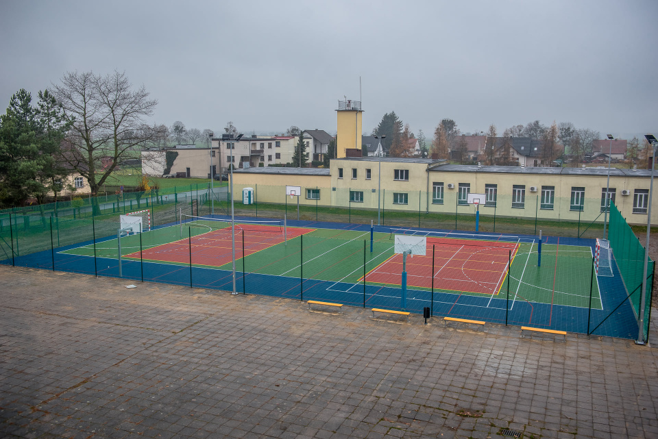 Kompleks boisk przy szkole podstawowej w Bogacicy [fot. www.facebook.com/Kluczbork]