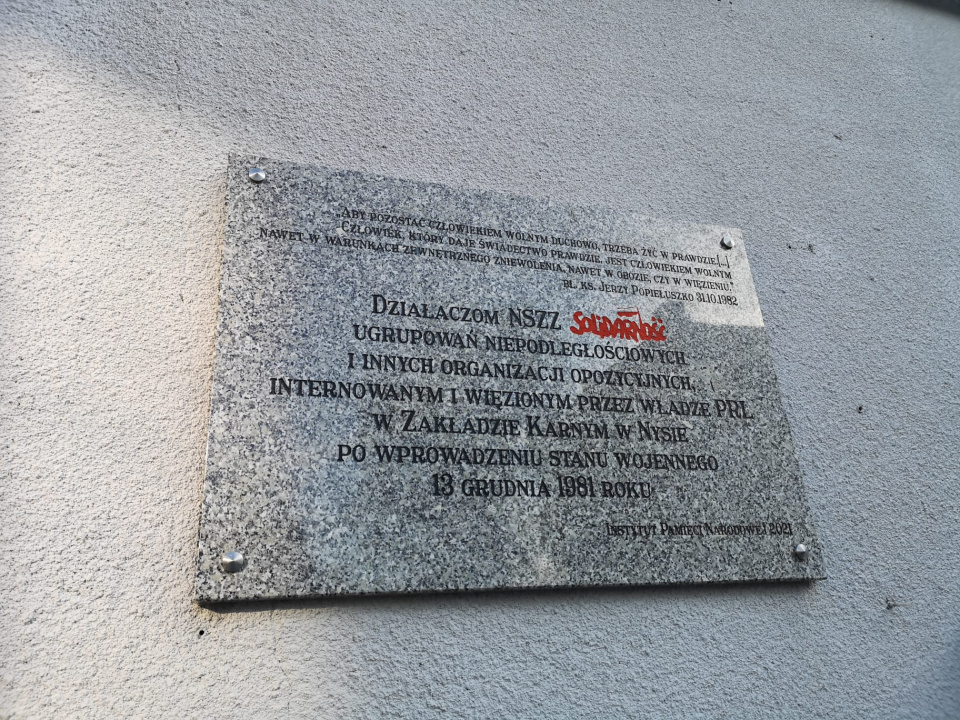 Odsłonięcie pamiątkowej tablicy przed Zakładem Karnym w Nysie [fot. Katarzyna Doros]