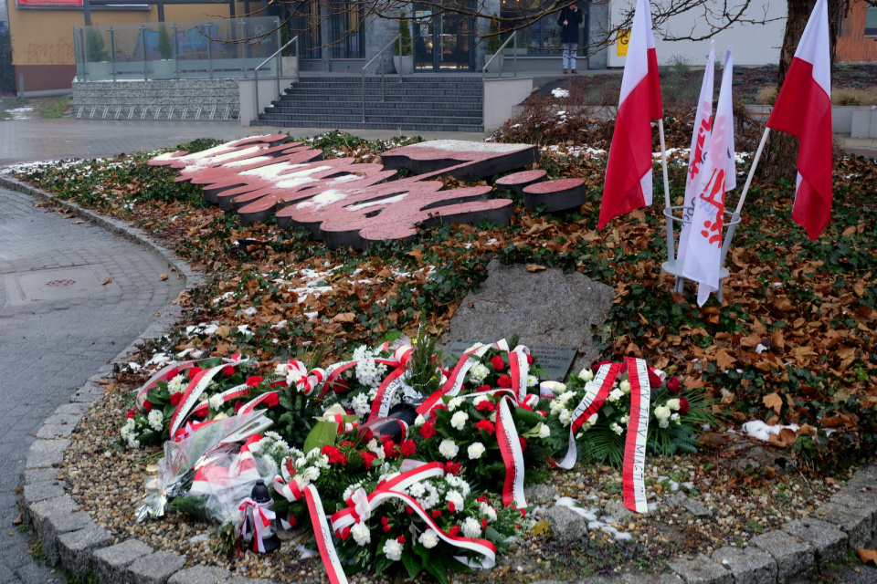 Złożenie kwiatów przy Skwerze Solidarności w 40. rocznicę ogłoszenia stanu wojennego[fot. Marcin Boczek]