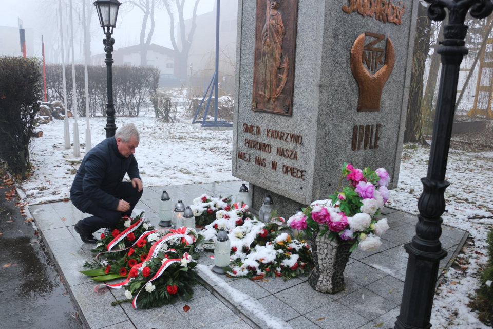 Sławomir Kłosowski złożył kwiaty w trzech ważnych miejscach dla opozycji antykomunistycznej w Opolu [fot. fb Sławomira Kłosowskiego]
