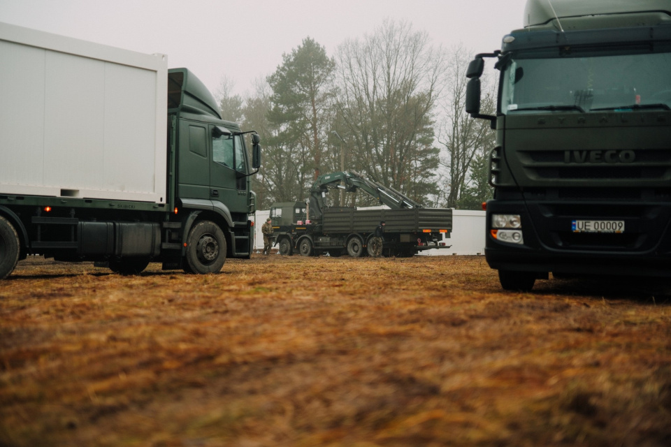 Logistycy z Opola transportują kolejne kontenery mieszkalne i "stróżówki" dla żołnierzy na granicy [fot. st. szer. Michał Jacak]