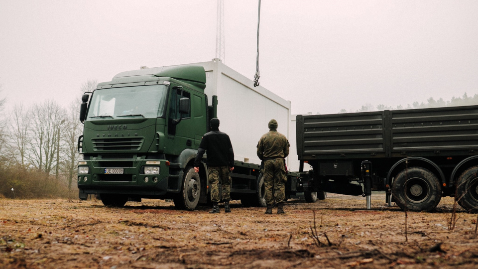 Logistycy z Opola transportują kolejne kontenery mieszkalne i "stróżówki" dla żołnierzy na granicy [fot. st. szer. Michał Jacak]