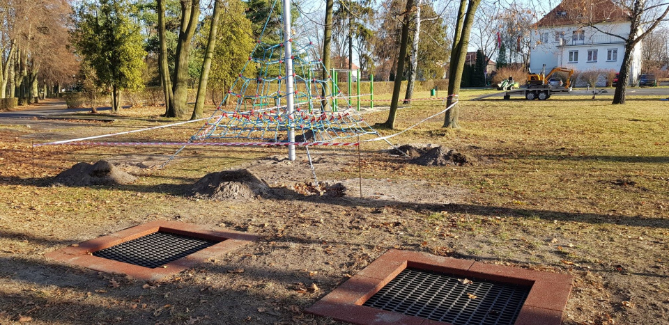 Plac zabaw "Pod Dębami" w Zawadzkiem [fot. archiwum gminy]