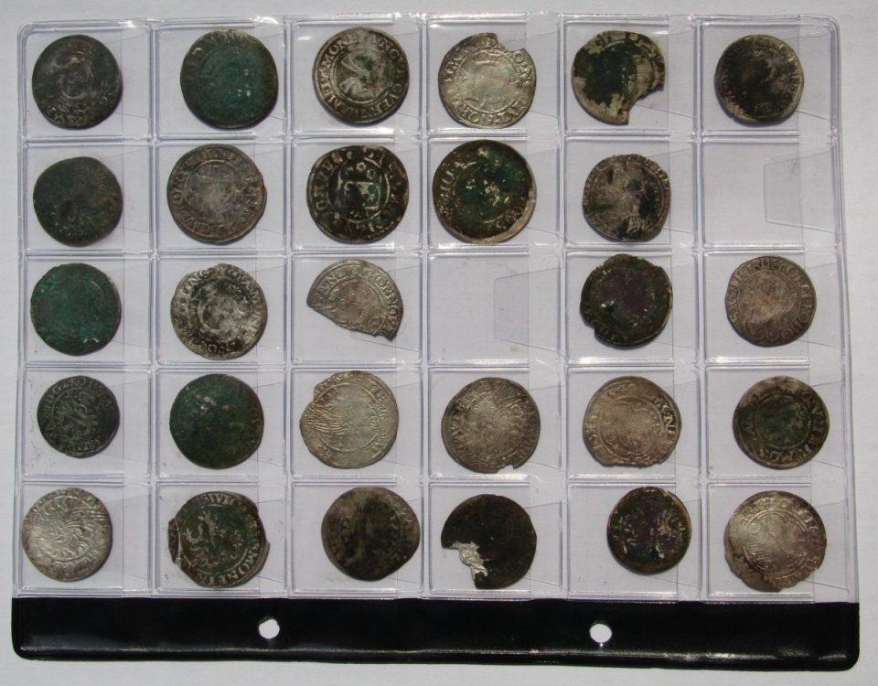Monety znalezione przez 20-latka [fot. policja]