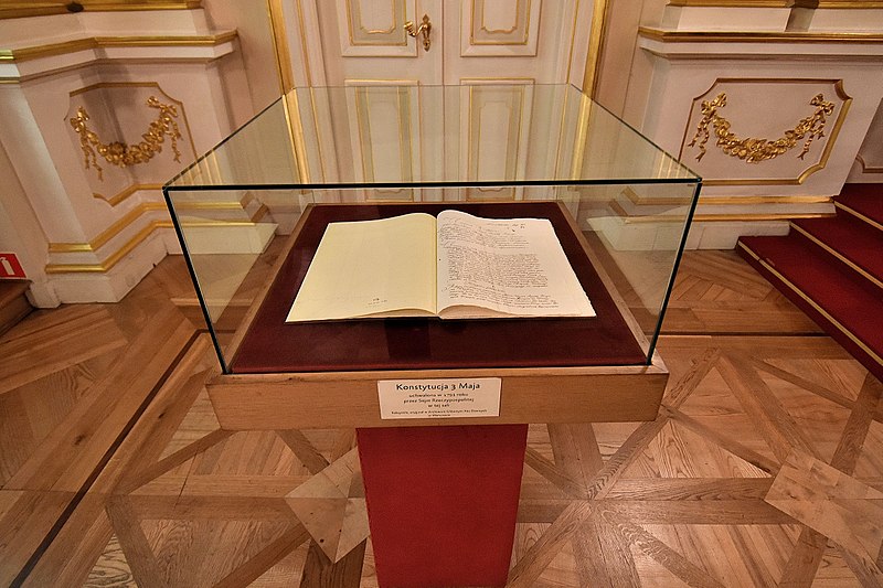Kopia Konstytucji 3 Maja eksponowana w Sali Senatorskiej w Warszawie [fot. Adrian Grycuk, źródło: https://commons.wikimedia.org/wiki]]