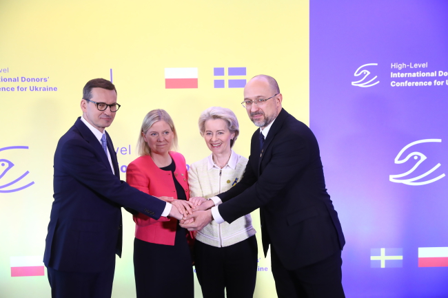 Od lewej: premier Polski Mateusz Morawiecki, premier Szwecji Magdalena Andersson, przewodnicząca Komisji Europejskiej Ursula von der Leyen, premier Ukrainy Denys Szmyhal podczas konferencji prasowej po zakończeniu organizowanej przez Polskę i Szwecję we w