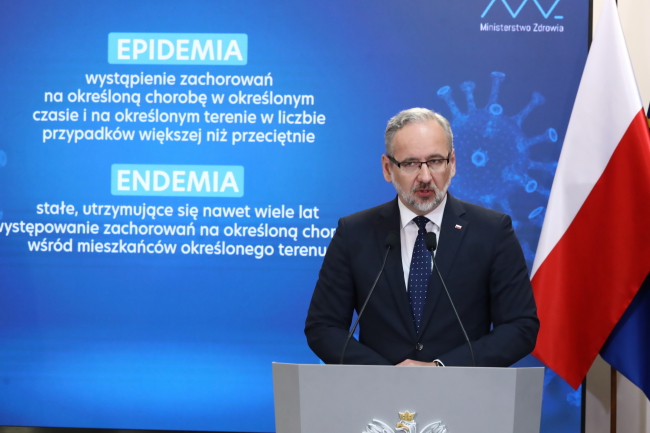 Minister zdrowia Adam Niedzielski podczas konferencji prasowej w siedzibie resortu w Warszawie [fot. PAP/Tomasz Gzell]