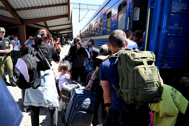 Uchodźcy z Ukrainy wysiadają z pociągu z Odessy na Dworcu Głównym PKP w Przemyślu [fot. PAP/Darek Delmanowicz