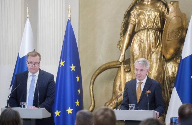 Minister spraw zagranicznych Finlandii Pekka Haavisto i minister obrony Finlandii Antti Kaikkonen (15.05) [fot. PAP/EPA/MAURI RATILAINEN]