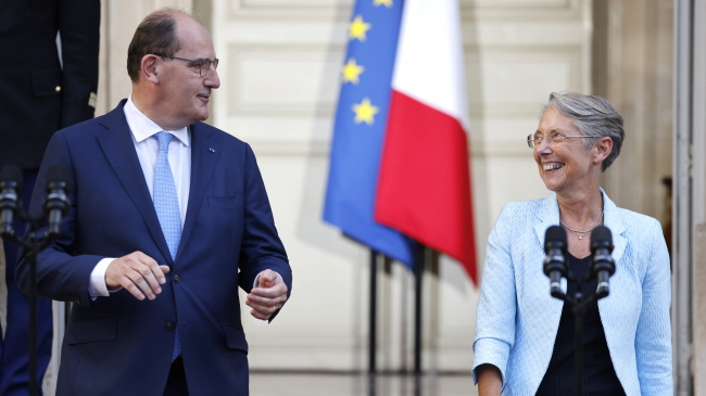 Nowo mianowana premier Francji Elisabeth Borne wygłasza przemówienie podczas ceremonii przekazania na dziedzińcu hotelu Matignon, oficjalnej rezydencji francuskich premierów w Paryżu we Francji [fot. PAP/EPA/LUDOVIC MARIN / POOL]