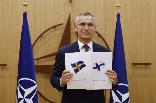 Sekretarz generalny NATO Jens Stoltenberg wziął udział w ceremonii z okazji złożenia wniosku o członkostwo Szwecji i Finlandii [fot. PAP/EPA/JOHANNA GERON / POOL]