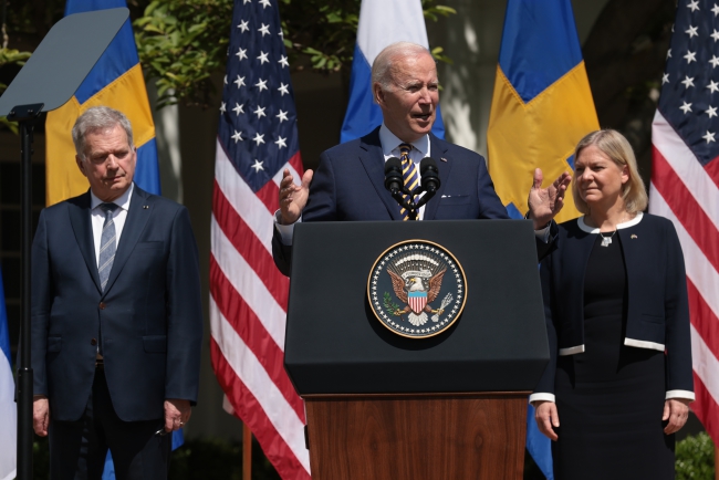 Od lewej: prezydent Finlandii Sauli Niinisto, prezydent USA Joe Biden i premier Szwecji Magdalena Andersson w w Ogrodzie Różanym Białego Domu w Waszyngtonie (19.05) [fot. PAP/EPA/OLIVER CONTRERAS / POOL]