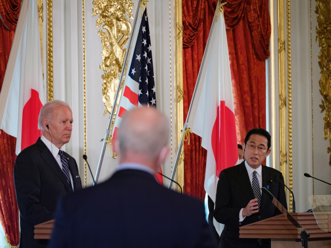 Od lewej: prezydent USA Joe Biden i premier Japonii Fumio Kishida podczas wspólnej konferencji prasowej w Akasaka Guest House w Tokio (23.05) [fot. PAP/EPA/NICOLAS DATICHE / POOL]