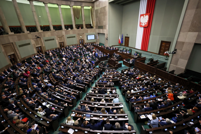Posłowie na sali obrad w pierwszym dniu posiedzenia Sejmu w Warszawie [fot. PAP/Leszek Szymański]