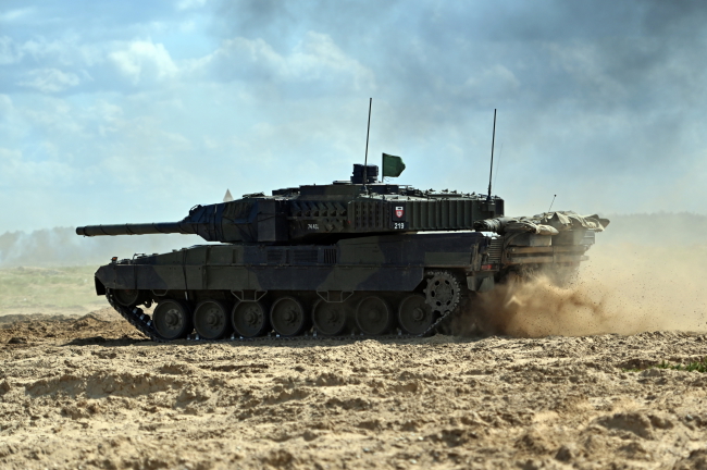 Czołg Leopard 2A7DK armii duńskiej podczas międzynarodowego ćwiczenia pk. DefenderEurope2022 na poligonie w Drawsku Pomorskim [fot. PAP/Marcin Bielecki]