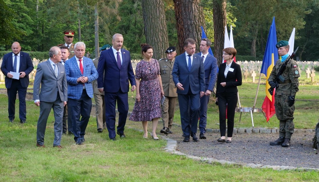 Miniștrii apărării din Polonia și România i-au comemorat pe militarii români…