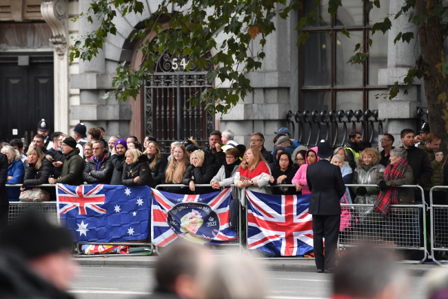 Ludzie czekają na państwową procesję pogrzebową królowej Elżbiety II w Londynie, Wielka Brytania [fot. PAP/EPA/VINCE MIGNOTT]