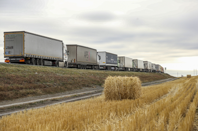 Kolejka pojazdów ciężarowych do odprawy celnej na przejściu granicznym Rosja-Kazachstan. Mężczyźni próbują przekroczyć granicę z powodu częściowej mobilizacji, którą ogłosił Putin [fot. PAP/EPA/PAVEL TABARCHUK]