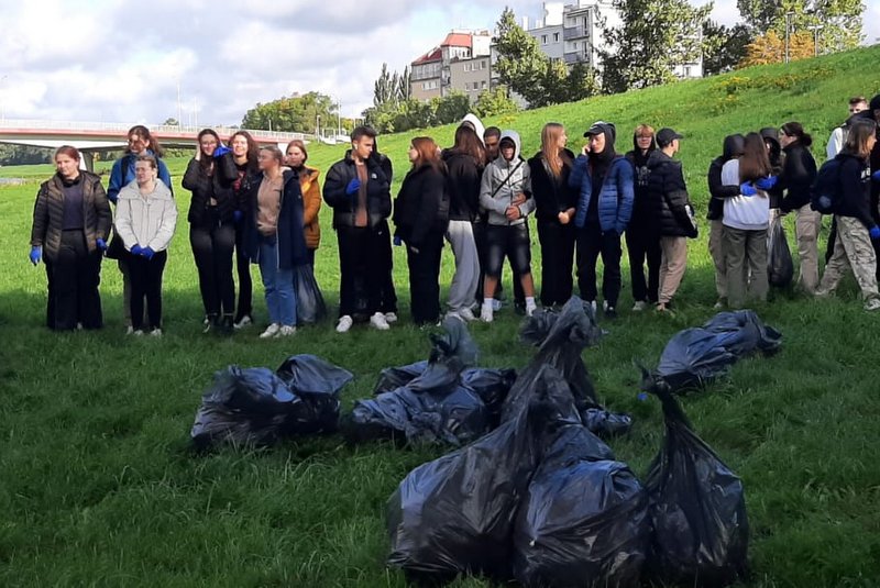 Uczniowie LO 1 posprzątali w Opolu, ale w ramach akcji ogólnopolskiej #SprzątamyDlaPolski [fot.Joanna Matlak]