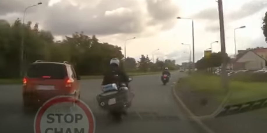 printscreen youtube/stop cham Policyjny akrobata na motocyklu