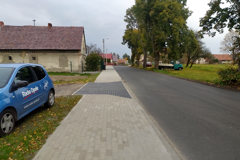 Nowa nawierzchnia drogi i chodnik - w Goszczowicach będzie bezpieczniej [fot. Joanna Matlak]