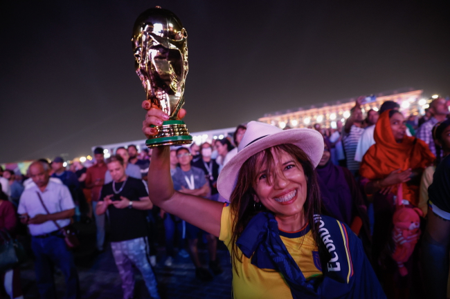 Kibice piłki nożnej kibicują w przededniu Mistrzostw Świata FIFA 2022 na FIFA Fan Festival w Doha, Katar [fot. PAP/EPA/ROLEX DELA PENA]
