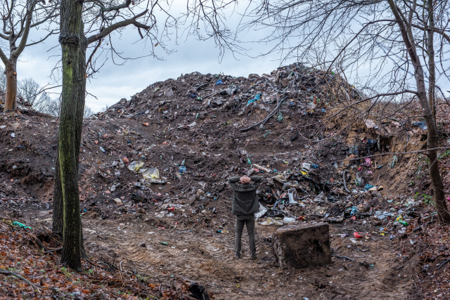 Nadleśnictwo Olesno usuwa dwa wielkie składowiska starych śmieci. To przejęte tereny po dawnych wyrobiskach