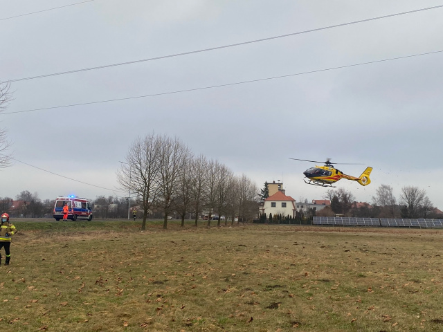 Lądowanie śmigłowca LPR w Namysłowie. Ratownicy transportowali mężczyznę z podejrzeniem udaru
