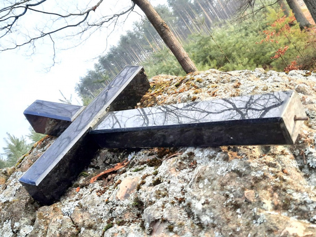 Nieznany sprawca zniszczył pomnikowy krzyż w Nadleśnictwie Tułowice