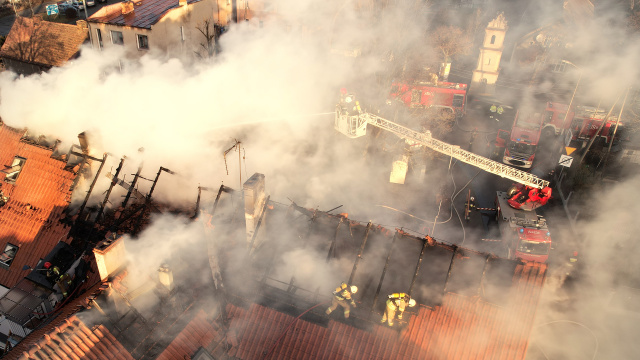 Pożar poddasza w budynku wielorodzinnym w Nowej Wsi Królewskiej w Opolu. Na miejscu 9 zastępów straży pożarnej [AKTUALIZACJA. FILM, ZDJĘCIA]