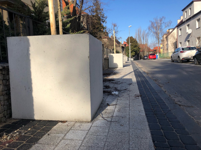 Opole: czy mieszkańcy dzielnicy Generalskiej doczekają się zabrania betonowych donic Nie wiadomo. Na razie usunięto kilkanaście z ponad 60