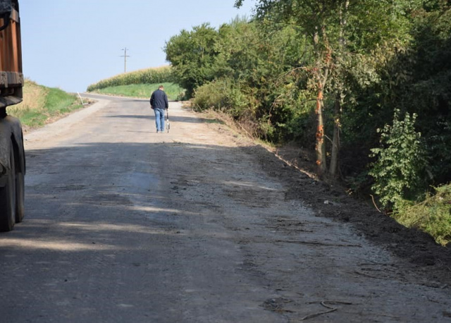 Po przerwie wznowiono prace na jednej z remontowanych dróg w powiecie głubczyckim
