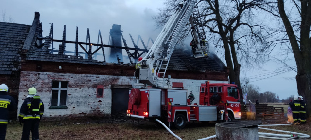 Strażacy walczą z pożarem domu w Pieczyskach niedaleko Świerczowa
