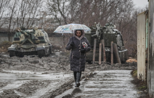 Wojna na Ukrainie. Kolejki do banków, na stacjach brakuje paliwa, sytuacja jest bardzo napięta