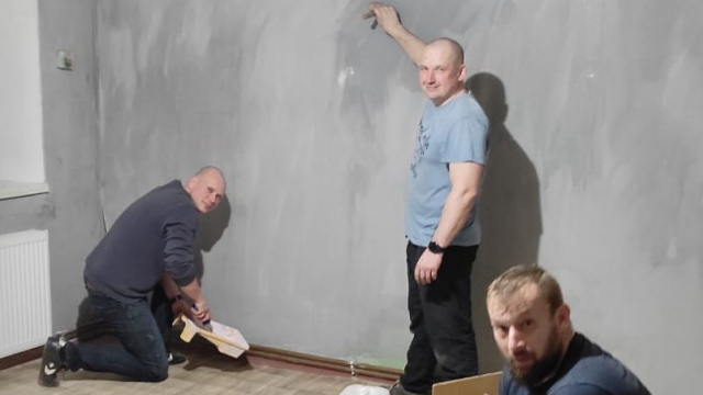 Dzielnicowi z Namysłowa pomogli wyremontować mieszkanie dla uchodźców z Ukrainy