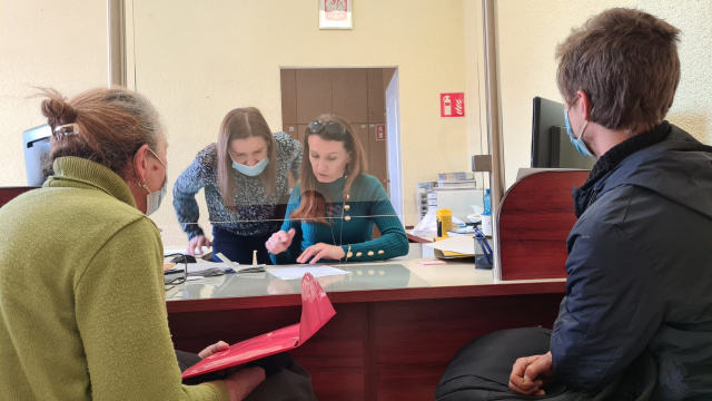 Uchodźcy z Ukrainy mogą dzisiaj składać wnioski o 500 plus. Pracują wybrane placówki ZUS