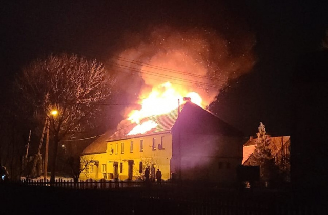 Pożar poddasza w budynku wielorodzinnym koło Korfantowa. Dwie rodziny straciły dach nad głową