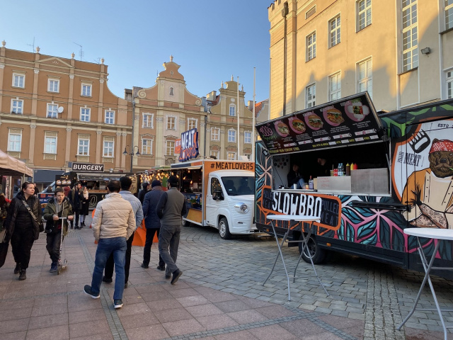 Food trucki na rynku w Opolu. 