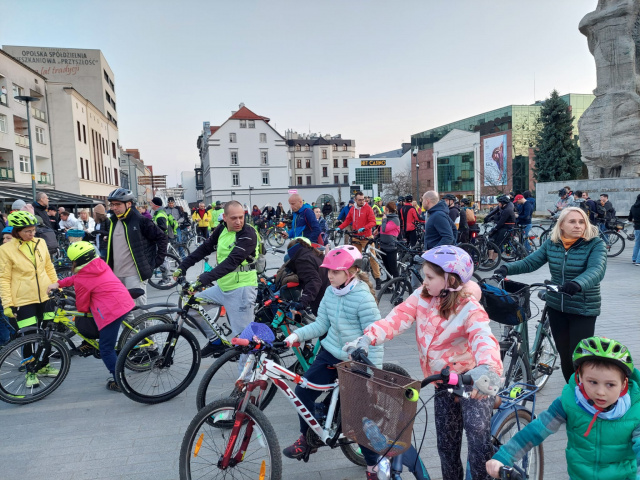Rowerzyści solidarni z Ukrainą. Rowerowa Masa Krytyczna przejechała ulicami Opola