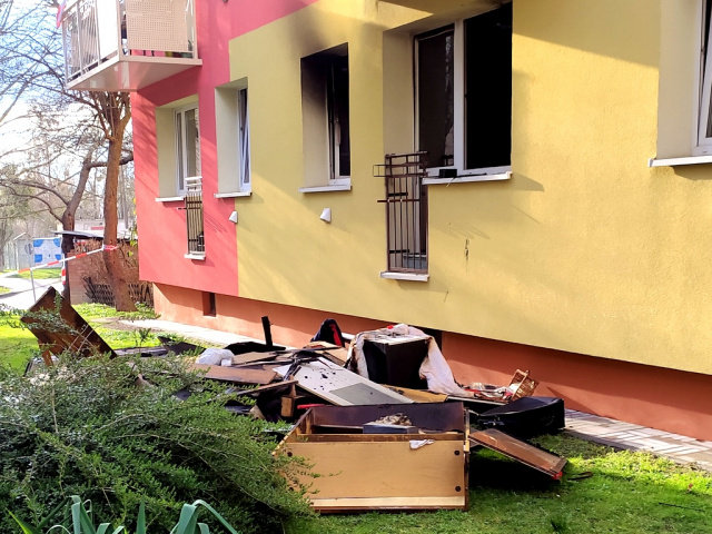 Jedna osoba zginęła w pożarze mieszkania na osiedlu Dambonia w Opolu, kolejna trafiła do szpitala [ZDJĘCIA]