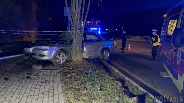 W Opolu kierujący mazdą ściął latarnię na ul. Sosnkowskiego i uderzył w drzewo