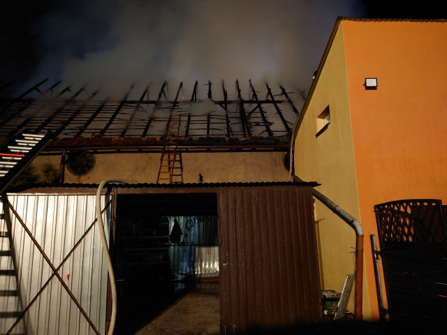 Pożar budynku gospodarczego w Warmątowicach. Jedna osoba poszkodowana