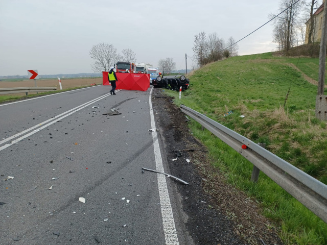 Śmiertelny wypadek na DK 40. Trasa Prudnik - Głogówek zablokowana po czołowym zderzeniu osobówki z ciężarówką [ZDJĘCIA]