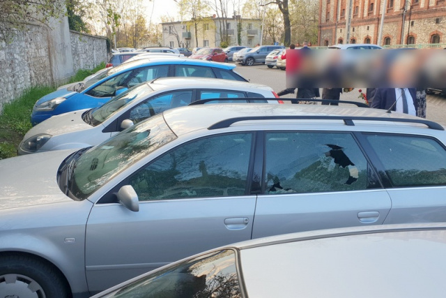 Strzelce Opolskie: policja ustaliła, kto mógł strzelać do zaparkowanych samochodów