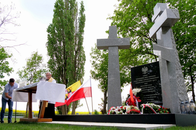 To ofiary dwóch reżimów. W Folwarku odsłonięto pomnik ofiar stycznia 1945 [ZDJĘCIA, FILM]