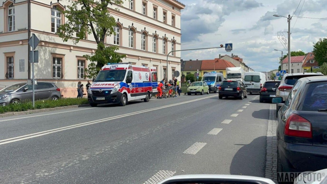 Zderzenie busa z ciężarówką na DK 94 i potrącenie pieszej w Strzelcach Opolskich