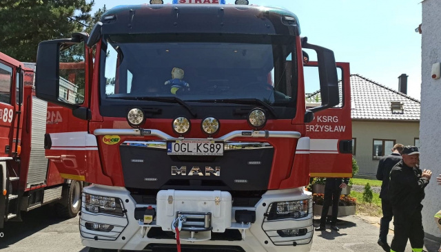 Nowoczesny wóz strażacki oficjalnie przekazany do remizy OSP w Dzierżysławiu. Wielkie święto dla całej gminy