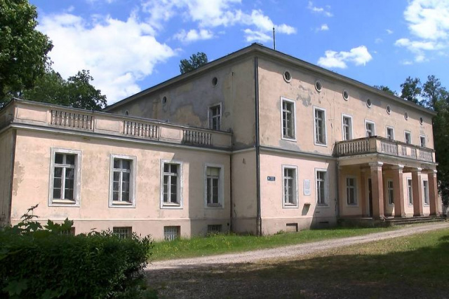 Zabytkowy pałac w Błotnicy Strzeleckiej na sprzedaż. Od tornada w 2008 obiekt stoi pusty
