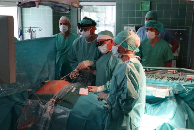 Zamiast wielkiej rany, małe nacięcie. Kardiochirurdzy z USK korzystają z endoskopowego toru wizyjnego